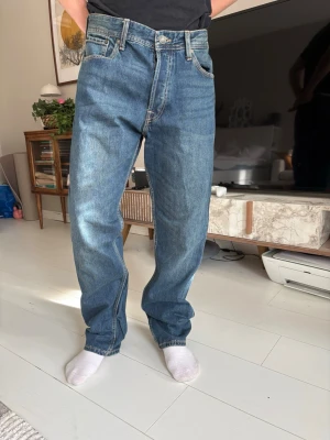 Blå raka jeans  - Aldrig använda säljer pga de är för små på mig, de är polaren som har på sig de. De är jack and Jones nypris 999kr säljer 349kr