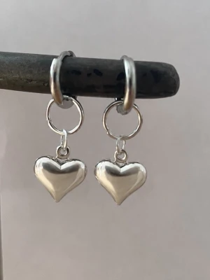 Silverfärgade hjärt örhängen  - Handgjorda. Ej rostfritt/nickelfritt. 