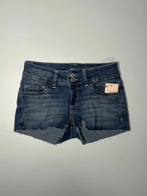 Lågmidjade jeansshorta - 👕 Plagg: Jeansshorts                                                          📏 Storlek: 34, midjemått 33 cm                                                                                                              ✨ Skick: Fint skick                                                        💬 Vid frågor är det bara att skriva!                                                                                          🛍️ Gramenti