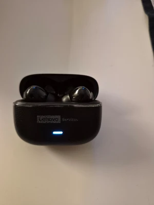Lenovo earbuds  - Lenovo earbuds i bra skick. Väldigt bra ljud och batteritid. 