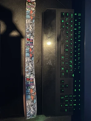 Färgglatt Hip Hop World bälte Louisvuiton bälte  - Säljer ett unikt bälte med Hip Hop World-tryck i färgerna blå, rosa, orange och svart. Bältet har coola tecknade motiv och graffiti-inspirerad design. Perfekt för dig som vill sticka ut och addera lite streetstyle till outfiten.