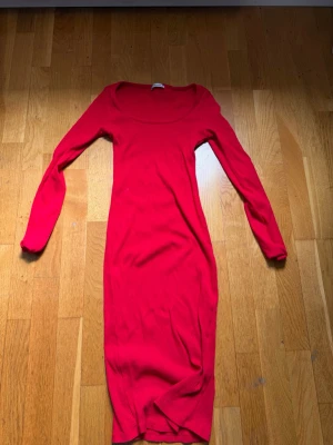Röd ribbad långklänning Selfieroom - Snygg röd långklänning från Selfieroom i ribbat material. Klänningen har lång ärm och en rundad urringning, perfekt för dig som vill ha en enkel men ändå statement look. Skriv privat för fler bilder eller om du har några frågor💗