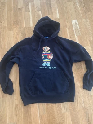 Polo bear hoodie  - Polo bear hoodie storlek M perfekt nu till hösten 