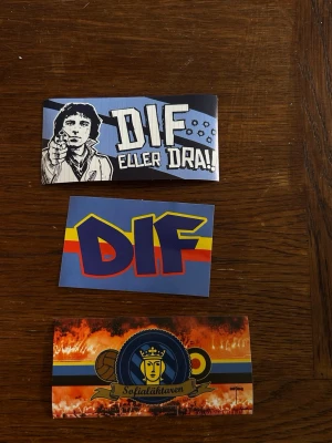75 DIF stickes / Djurgården klibbor / klistermärken -  75 stycken klibbor  25 av varje motiv  Först till kvarn