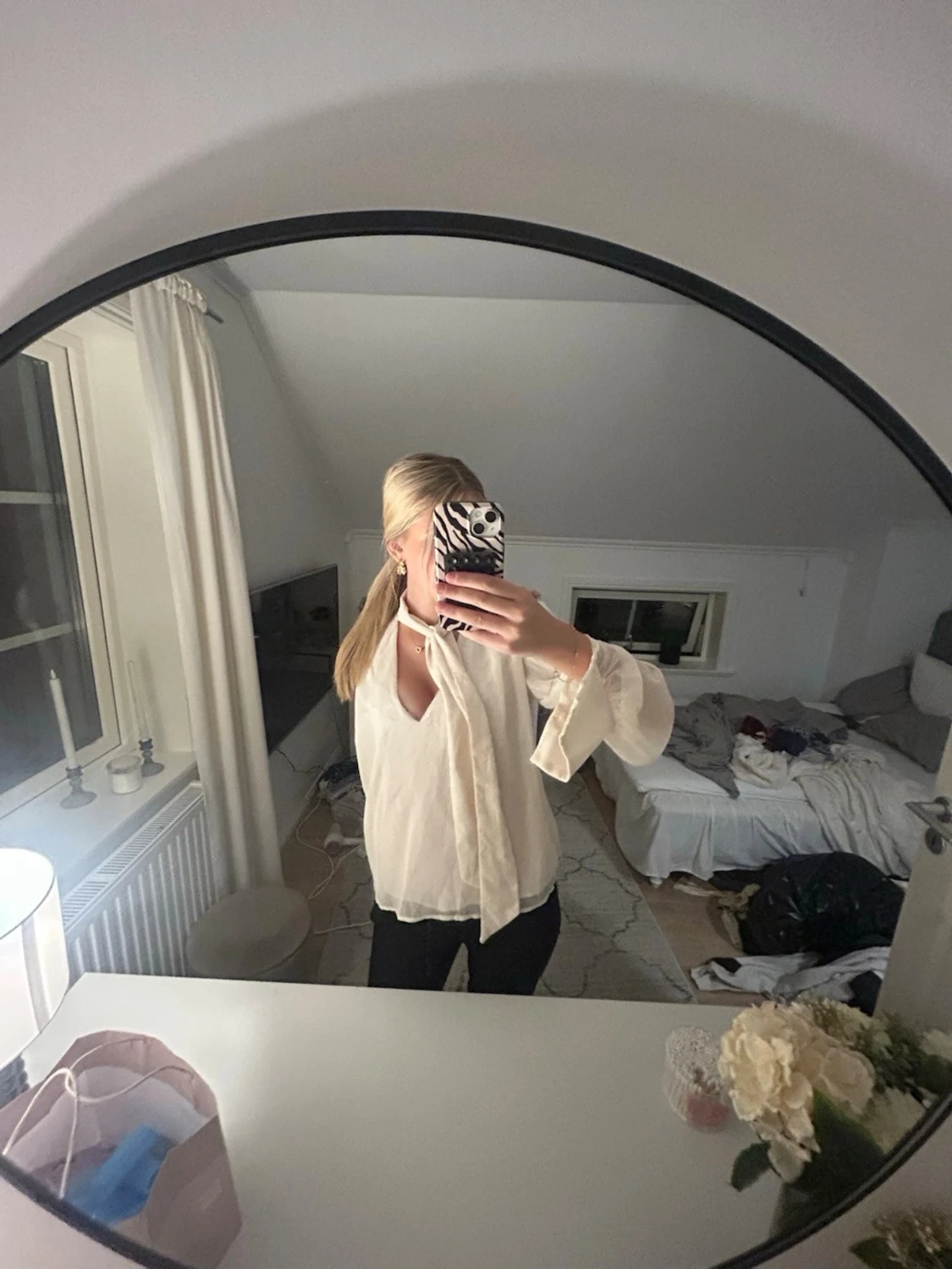 Vit blus med knytband - 1