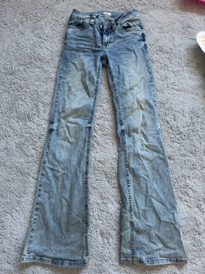 jeans - säljer dessa low waist jeans ifrån nelly, de har gått sönder lite längst ner då de har varit för långa för mig men de är inte något som syns super mycket på. 