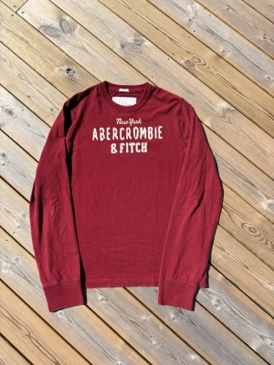 Abercrombie & Fitch tröja ~ Vintage  - Säljer denna Abercrombie & Fitch tröja i mycket bra skick och som är Vintage. Storlek L. Passar perfekt för dig som är mellan 178-185! Hör av er vid frågor eller minsta fundering 🙌  Längd: 69,5 cm  Bred: 54,5 cm  Ärm: 72 cm