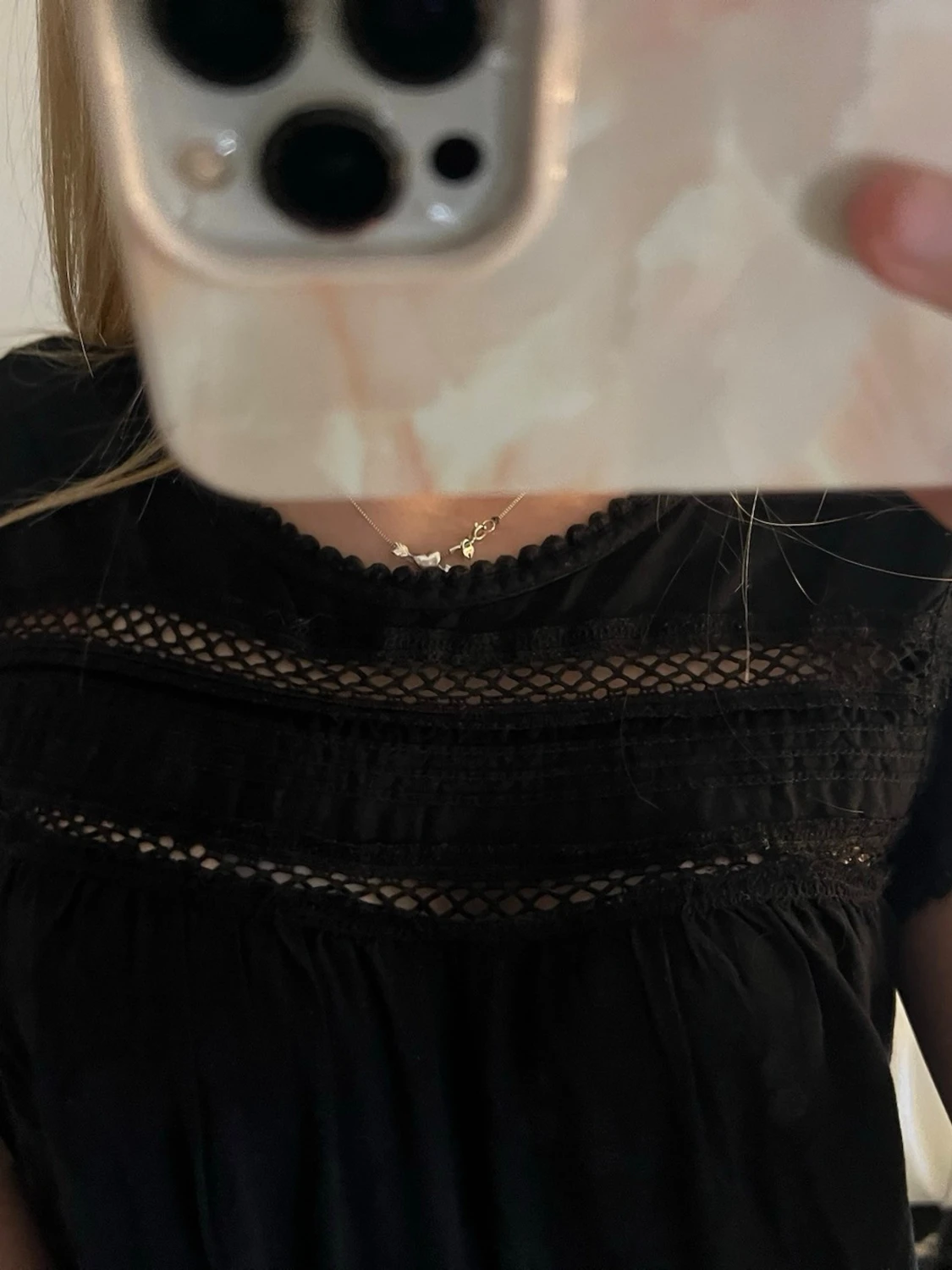 Svart blus med spetsdetaljer - 1