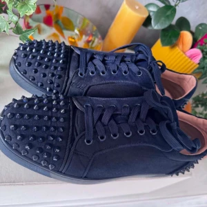Christian Louboutin skor - Mycket bra skick storlek 43.