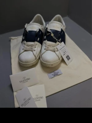 Vita sneakers med svart detalj Valentino - Valentino opens. Ny pris 5500 kr, säljer de för 2499 kr. Hör av er vid frågor.