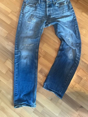 Vintage jeans - Säljer nu ett par extremt snygga relaxed/straight jeans från dressman i 34/34 med en tvätt och slitningar som skapats under många år och är väldigt svåra att få till. De finns en del lagningar på insidan av jeansen men inget man lägger märke till alls, utan bara gör dem mer tåliga. Personligen är dessa mina favorit jeans och extremt bekväma att använda. Tveka inte att höra av er vi minsta fundering. Pris är absolut diskuterbart!