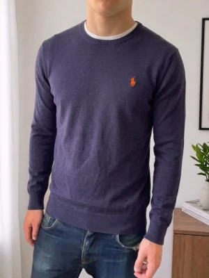 Mörkblå Stickad Tröja Ralph Lauren  - Säljer en fet stickad tröja ifrån Ralph Lauren i färgen mörkblå! Tröjan är i bra skick utan nåra defekter och är sitter i strl S! Hör gör aav er vid frågor elr funderingar!!
