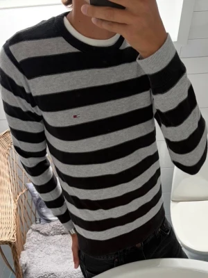 Randig Stickad Tröja ~ Vintage - Vintage Randig Stickad Tröja | Storlek: M | Passform: Normal Fit | Färg: Grå/Mörkgrå Randig | 100% Cotton | Skick: 9/10 Inga Defekter | Pris ej hugget i sten!