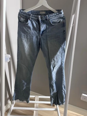 Ljusblå flared jeans - Ljusblå flared jeans från Gina tricot, i storlek 38