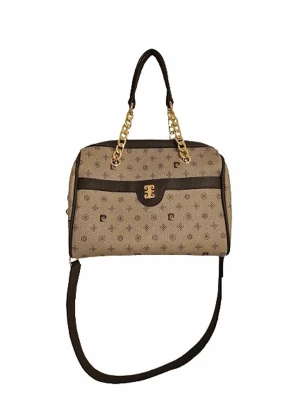 Beige Axelremsväska med kedjedetaljer - Snygg beige handväska från Pierre Cardin med bruna detaljer och guldfärgade kedjehandtag. Väskan har ett monogrammönster över hela ytan och en avtagbar axelrem. Praktisk dragkedja upptill och dekorativ logga framtill. Perfekt för dig som gillar trendiga accessoarer. Den är aldrig använd och är i utmärkt skick- som ny! Skickas snabbt vid beställning. ☺️