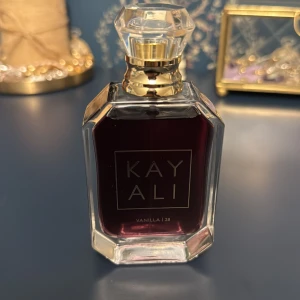 Kayali Vanilla 28 Parfym - Helt ny Kayali parfym Vanilla 28, 100 ml. Jätte god vanilj doft!