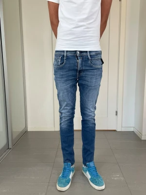 Replay Anbass Jeans - Säljer nu dessa Replay Anbass Jeans, W31 o L30 med mått ca 37 o 100 cm. skriv för fler bilder/frågor🙌🏼