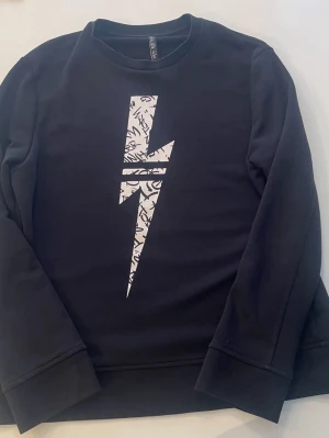 Neil Barett Sweatshirt - Neil Barret Sweat shirt ( Made in Italy) i storlek S. Hör av er vid intresse, pris och fler bilder:)