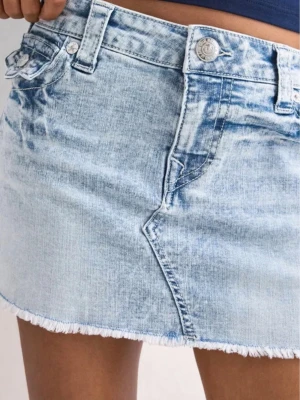 True Religion kjol - Ny oanvänd jeans kjol från True Religion, Sadie Mini Denim Skirt Flap i storlek W24. Med etikett kvar! Köpt för 999kr för liten för mig. Ljusblå färg 