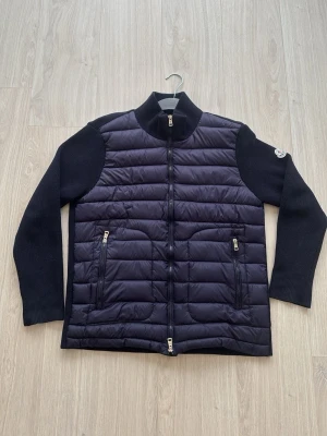 Moncler Cardigain  - Säljer en Moncler Cardigain helt ny i storlek en den är äkta och har skan från qr code och Logan som bevisar det jag fraktar allti varan samma dag, oftast inom 5 timmar 