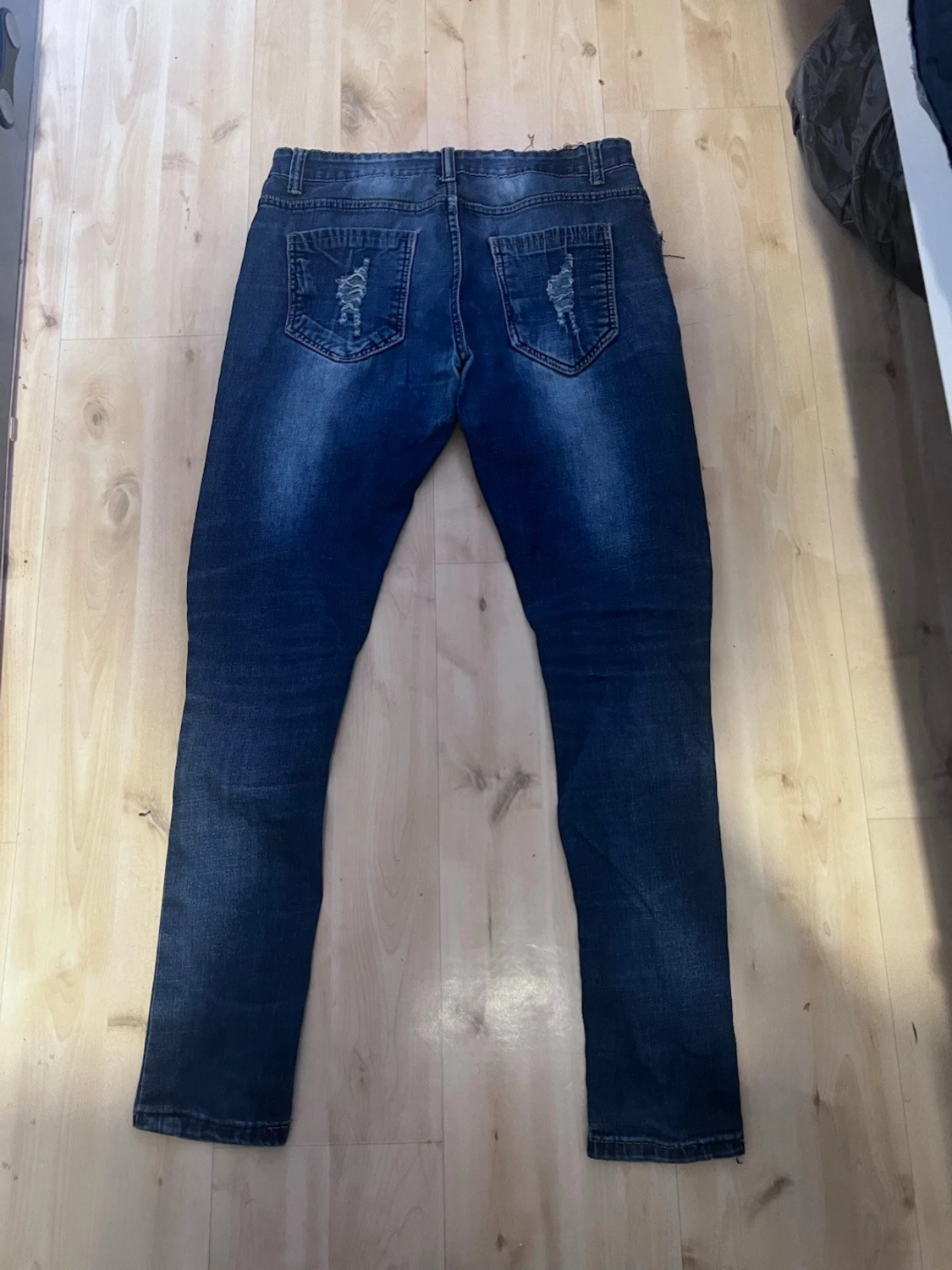 Blå slitna skinny jeans med hål - 1