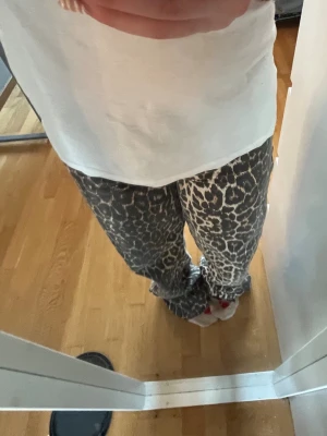 Leopardmönstrade loungewear-byxor - Säljer ett par leopard jeans i storlek 36 (används 3 gånger)