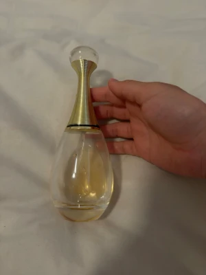 Elegant droppformad parfymflaska - En doft med stark signatur, J’adore Eau de Parfum kännetecknas av en perfekt* balanserad blomsterkomposition där inga noter tar över – utan smälter samman till en enda, drömlik blomma. En tidlös parfymklassiker! 