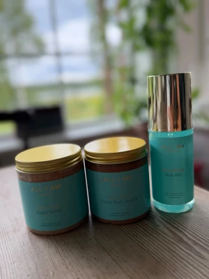 ALL I AM bodykit med skrubb & mist - Säljer ett set från ALL I AM med en sockerpeeling, en whipped body soufflé och en body mist, doftar cocos. Använt en gång. Nypris ca 850:-