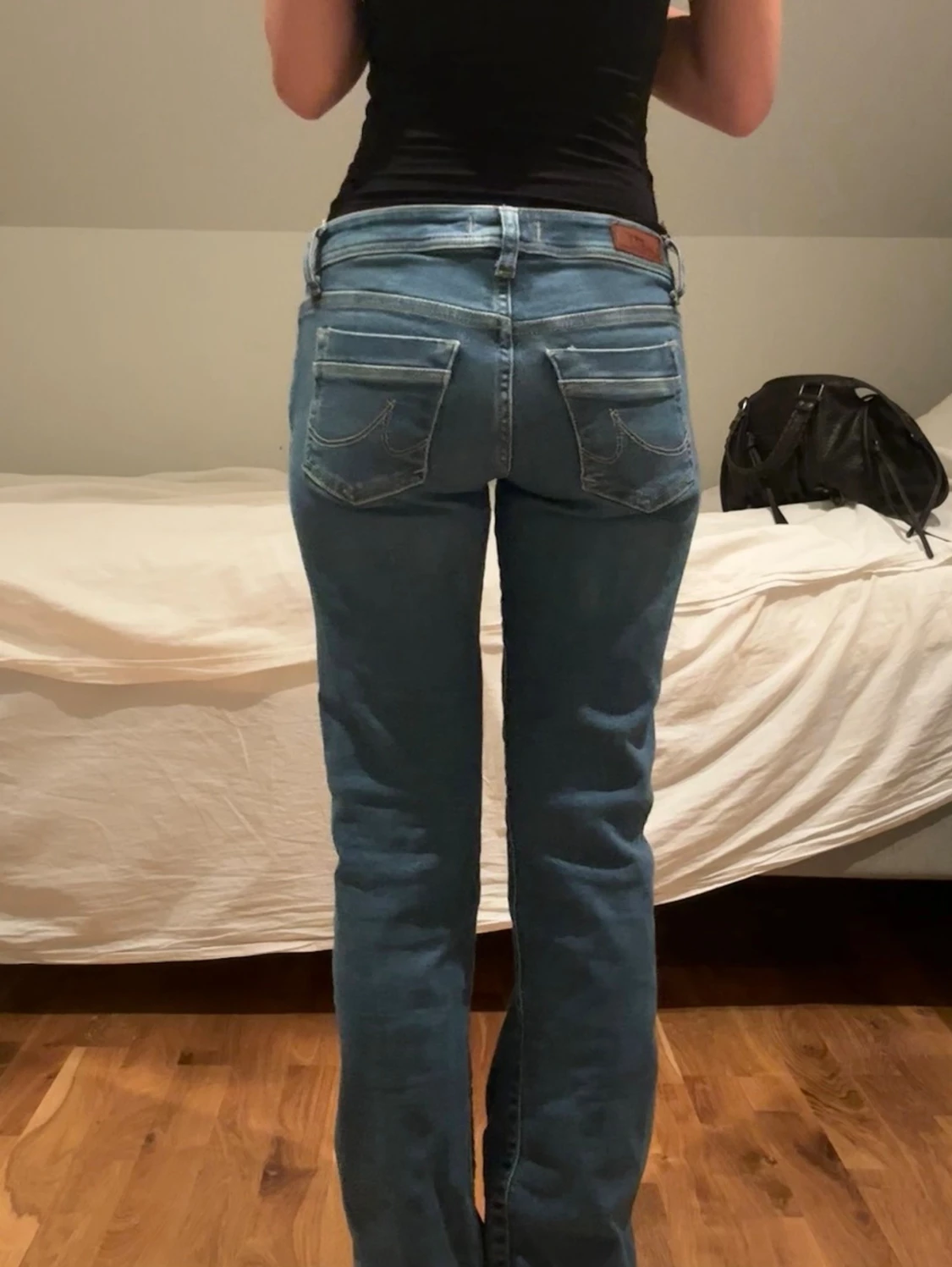 Blå bootcut jeans med kontrastsömmar - 1