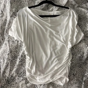 Vit offshoulder t-shirt  - Vit offshoulder tshirt från gina tricot i storlek xs. Bilderna är lånade från tjejen jag köpte den av på vinted och ingen av oss har använt den så den är helt ny och oanvänd💕