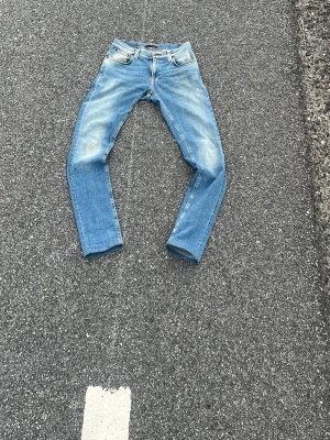 Nudie jeans feta  - Säljer mina Nudie jeans. Riktigt feta och sitter sjukt bra. Fortfarande i bra skick och används inte längre, därför säljer jag dem.  Passar till typ allt och nypris är mycket högre , så du gör ett bra köp   Skriv om du undrar något eller vill ha fler bilder. 👍