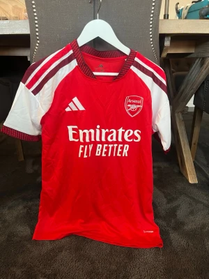 Gyökeres arsenal 26/27 hemmayröja - ARSENAL 26/27 hemmatröja med gyökeres #14, storlek S, pris 349kr, skriv vid frågor eller funderingar, helt ny
