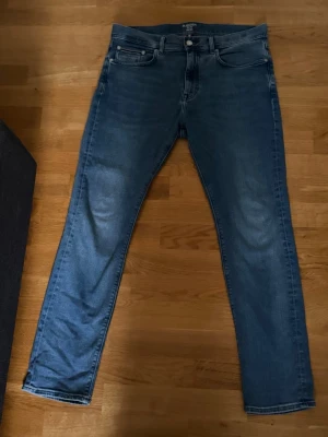 Blå slim fit jeans Bleecker  - Snygga blå slim fit jeans i modellen Bleecker från Tommy Hilfiger strl W34 L30. Bra skick och i ett stretchigare material. 