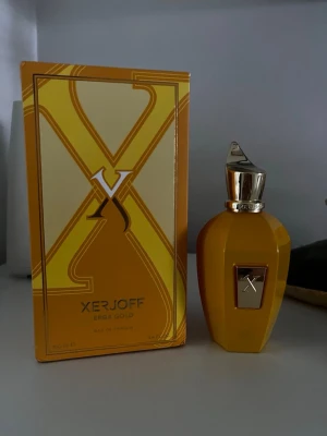 Xerjoff erba gold - Säljer min Xerjoff erba gold! Jag har inte andvänt den speciellt mycket så skulle säga att det är 85% kvar i den. Flaskan är i gott skick men lådan kan det vara repor på och i och även lite bucklor, plasten på insidan är trasig men har försökt laga den med tejp. Men annars så är parfymen och scarfen helt oskadda! Våga ge bud! Och var gärna realistiska vid priset😊 MVH: ScentAndStyle