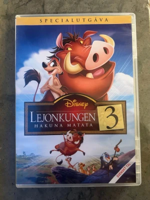 Lejonkungen 3 DVD - Specialutgåva av Lejonkungen 3: Hakuna Matata på DVD. Ljudformatet är Dolby Digital 5.1. Speltiden är 1 timme och 13 minuter. Produktionsår 2003. Bildformat 1.66:1.  Finns på språk: Svenska, Engelska, Finska, Isländska   OBS!! skivorna är begagnade så det kan förekomma repor/hairlines på skivorna, men då jag kollar igenom alla filmer jag säljer garanterar jag att alla funkar felfritt om inget annat står! :)