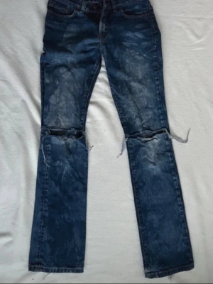 GUL & BLÅ vintage jeans – Y2K / archive - Snygga vintage jeans från GUL & BLÅ 💙 Ett klassiskt svenskt vintage-märke med riktigt cool archive/Y2K-känsla.  Jeansen har en mörkblå denim med ljusare/slitna partier och distressed detaljer. En unik vintage-look som passar perfekt till baggy/streetwear outfits.  Midjan är 28 tum (cirka 71 cm) och benlängden är 32 tum (cirka 81 cm insida ben).  ✨ GUL & BLÅ ✨ Vintage ✨ Y2K / archive ✨ Distressed detaljer ✨ Mörkblå denim ✨ Unik vintage-look  Säljer då de inte kommer till användning 🤍