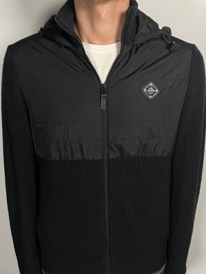 J.Lindeberg cardigan - 👕 Plagg: Cardigan                                                          📏 Storlek: S                                                             🏷️ Märke/Modell: J.Lindeberg                                                    ✨ Skick: Fint skick                                                        💬 Vid frågor är det bara att skriva!                                                                                          🛍️ Gramenti