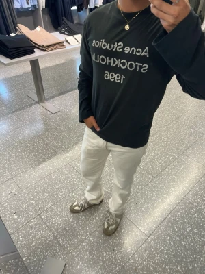 Långärmad Acne Studios tröja - Longsleeve i färgen ”faded black” från Acne Studios med tryck 'Acne Studios STOCKHOLM 1996' på bröstet. Klassisk rund halsringning och relaxed fit. Perfekt för en stilren och avslappnad look. Pris kan diskuteras!