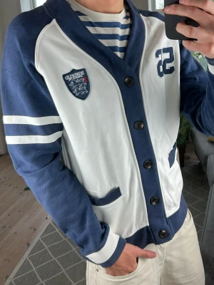 Unik Cardigan  - Väldigt snygg och stilren! Mått: A:55 B:50 C:47 D:66 (cm) Skriv vid fundering!😇🙌