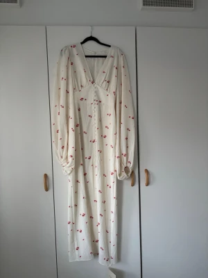 Adoore klänning - Helt ny adoore klänning i stl 38, aldrig använd därav säljer jag❤️