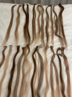 Långa bruna löshårsslingor tape-on - Äkta löshår/extensions från BHBD – halva priset !!! :)  Säljer mina långa, färgblandade extensions från BHBD. Håret är av äkta hår och är i väldigt fint skick. Det har endast använts två gånger och är fortfarande mjukt och fint.  • Längsta längden – perfekt för dig som vill ha långt och fylligt hår • Färgblandat – ger en fin och naturlig look • Äkta löshår från BHBD • Endast använt två gånger • Säljs för lägre pris jämfört med nypris 💰  Säljer det endast eftersom jag inte använder det längre. 