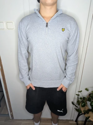 Lyle & scoot 1/4 zip - Säljer en riktigt snygg 1/4 zip från Lyle & scoot!☺️ Den är i mycket bra skick utan defekter!😁 Den är självklart äkta✅ Skicka om du har några frågor! Modellen på bilden är 172cm lång och väger 60kg!
