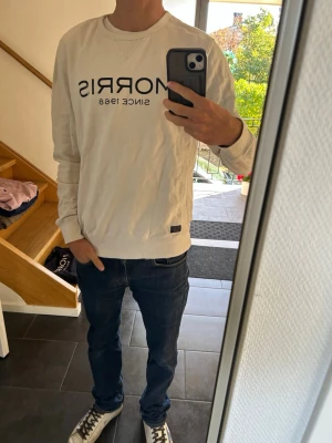  Morris tröja  - Vit sweatshirt från Morris med svart tryck 'MORRIS SINCE 1968' på bröstet.  Tröjan är i bra skick storlek S jag på bilden är 182