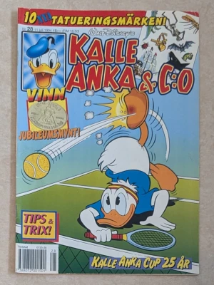 Kalle Anka & C:o nr 28, 1994 - Kalle Anka & C:o serietidning nummer 28 från 1994 med färgglad framsida där Kalle spelar tennis. Omslaget har blå, gul och röd färg med klassisk Disney-stil. Perfekt för dig som gillar nostalgi och samlar på serietidningar. Korsordet i tidningen har börjat fyllas i med bläckpenna, visas på bild. En sida är lite skadad på båda sidorna, visas på bild . 10 tatueringsmärken medföljer inte.