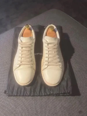 Saint Laurent Skor  - Säljer ett par saint Laurent skor för en bra peng, passar 42-43 bra. Bra skick! Om du har frågor är de bara fråga