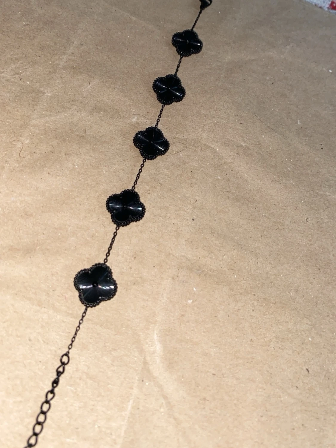 Svart armband med fyrklöver  - 1