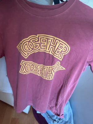 Harry Styles Tshirt  - Köpt på Together Together tour i London 2026! Säljer pga älskar den inte 💗 