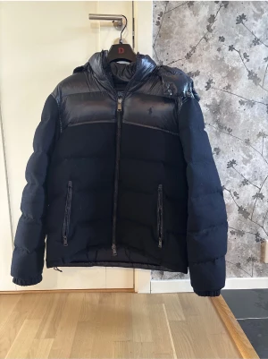 Svart Ralph lauren jacka - Säljer min sällsynta Ralph lauren jacka som inte går att köpa i butik. Storlek M/L och passar dig som är 180-185. Endast använd fåtal gånger och det finns inga defekter, endast att dragkedjan är lite trög men de var den som ny. Vid frågor eller funderingar så tveka inte på att höra av er!