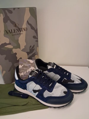 Marinblå Valentino rockrunners - Skorna är helt nya, aldrig använda. Storlek 43. Kommer med box,dustbag, extra skosnören. Fler storlekar finns i profilen. Snabba affärer kommer att prioriteras!