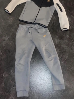 Nike tech  - Hej säljer min Nike som inte används längre köpt på Nike.com 2026 vinter för cirka 2249kr den här några skrapor som ni ser på bilden men inget så allvarligt skriv till mig via intresse/frågor 